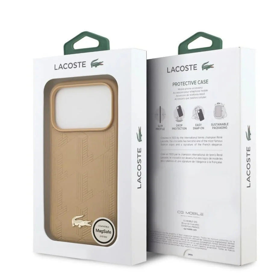 Lacoste iPhone 17 Pro Max Backcover Hoesje – MagSafe Compatible – Luxe Monogramme Print met Goudkleurig Logo Beige