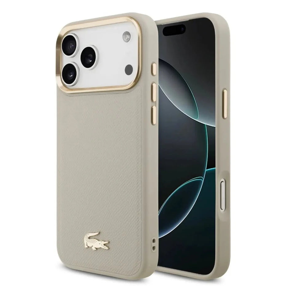 Lacoste iPhone 17 Pro Max Backcover Hoesje – MagSafe Compatibel – Luxe Croco Pin Logo – Taupe – Premium Bescherming & Perfecte Pasvorm