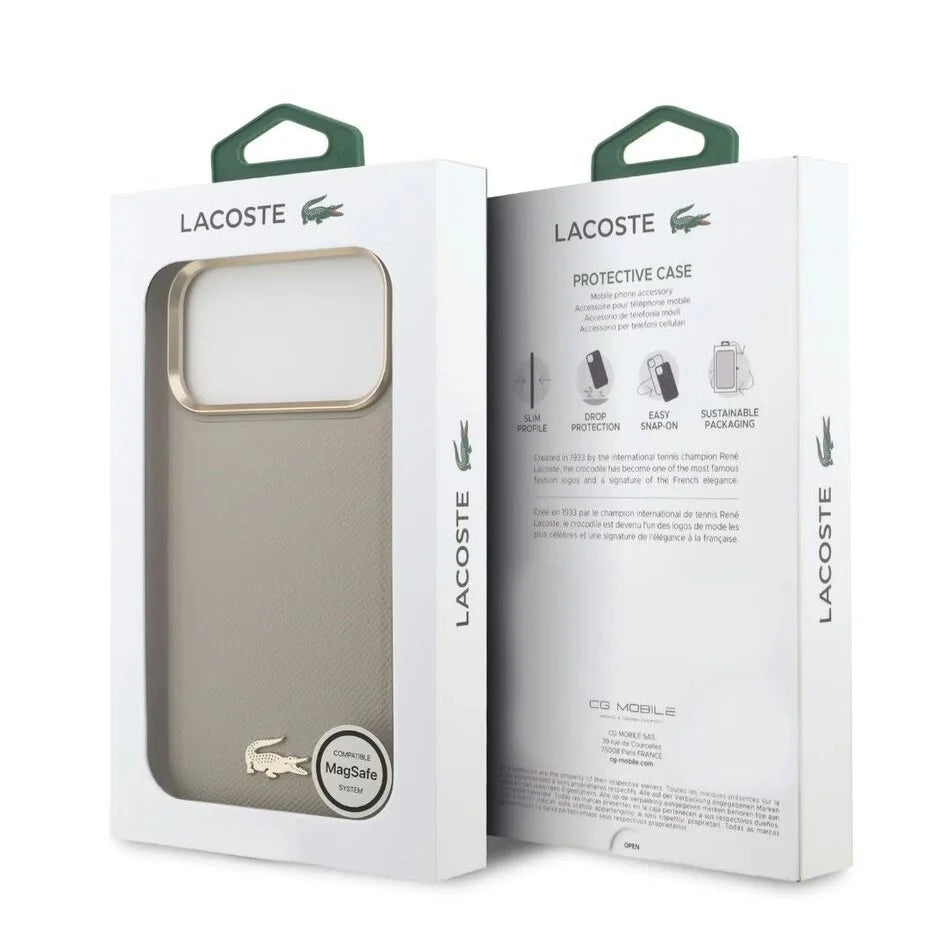 Lacoste iPhone 17 Pro Max Backcover Hoesje – MagSafe Compatibel – Luxe Croco Pin Logo – Taupe – Premium Bescherming & Perfecte Pasvorm